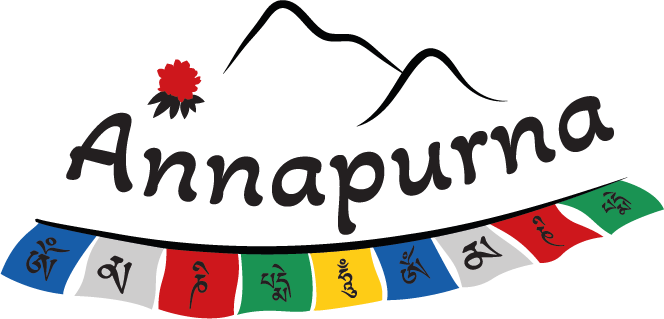 logo d'annapurna représentant des drapeaux de prières, une montagne et un rhododendron
