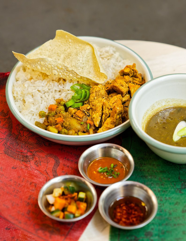 Assiette de Thali Népalais avec ses sauces, spécialité népalaise faite maison à Nantes