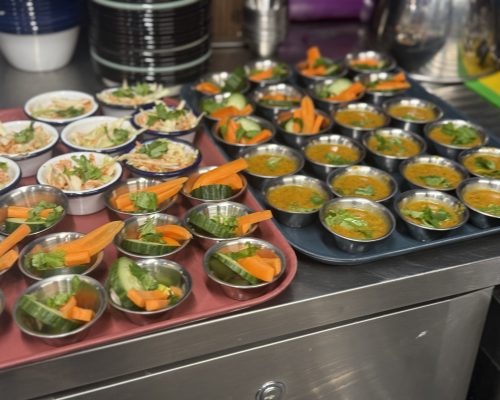 Vue de plusieurs entrées népalaises dans des petits bols en métal, fait au restaurant Annapurna à Nantes